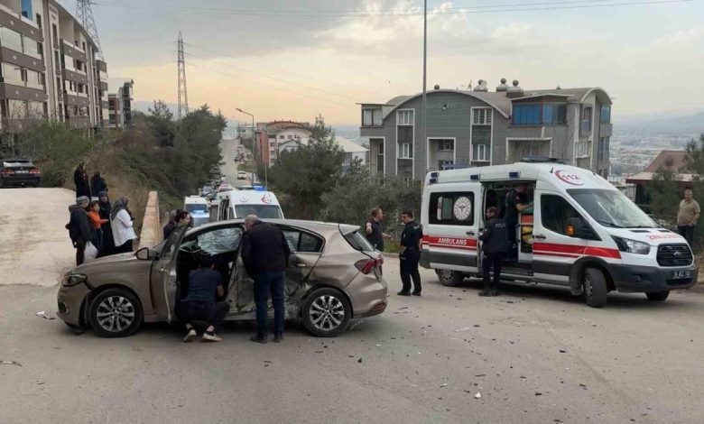 bursada iki otomobil carpisti 4 yarali a0efca48cf51 |