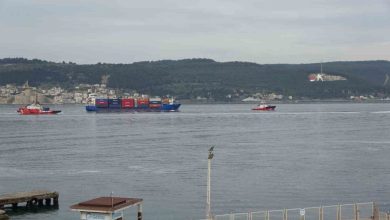 canakkale bogazinda makine arizasi yapan konteyner gemisi yedeklenerek cekildi e33f5a41d4dc |