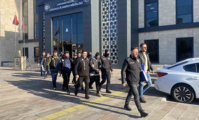 Çanakkale’de 1 milyon liralık dolandırıcılığa 5 gözaltı 1 canakkalede 1 milyon liralik dolandiriciliga 5 gozalti ace1c857b4e6 |