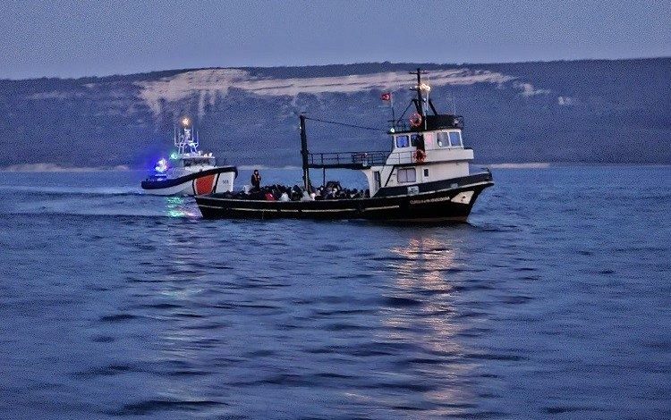 Çanakkale’de balıkçı teknesinde 109 kaçak göçmen ile 3 göçmen kaçakçısı yakalandı 1 canakkalede balikci teknesinde 109 kacak gocmen ile 3 gocmen kacakcisi yakalandi e75de747b8db |