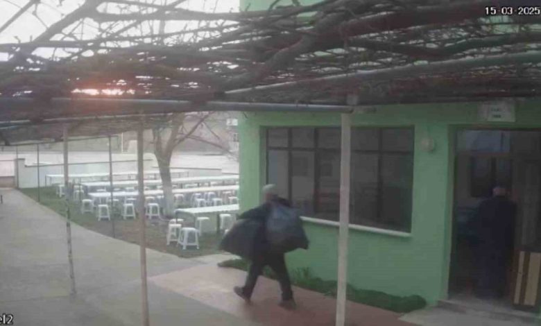 canakkalede camiden 100 yillik tarihi halilari sirtlayip calan supheli kameraya yansidi 8ad5343c4781 |