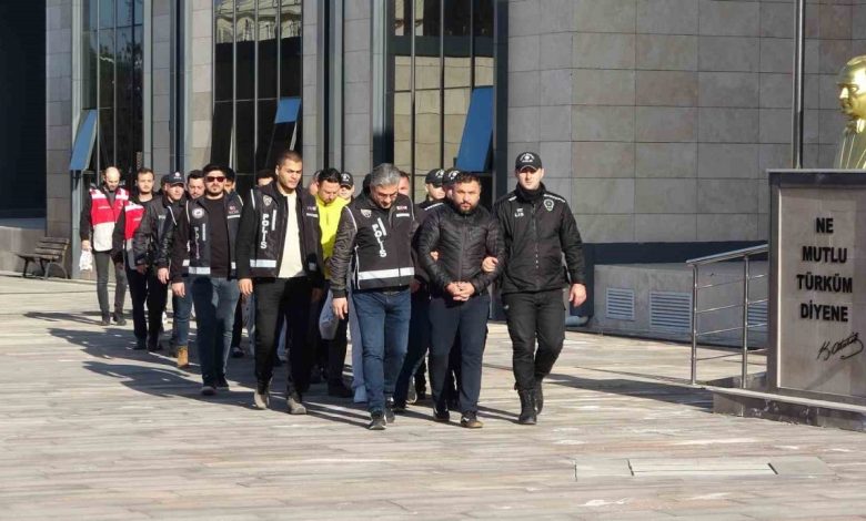 Çanakkale’de otelde balyozla kavgaya karışan 10 şüpheli serbest kaldı 1 canakkalede otelde balyozla kavgaya karisan 10 supheli serbest kaldi 3986f1447486 |