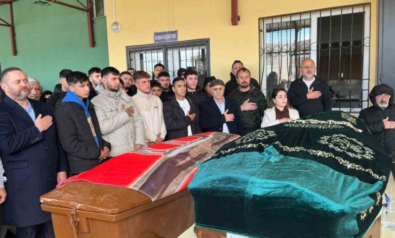 Çatıdan düşerek hayatını kaybeden baba-oğul son yolculuğuna uğurlandı 1 catidan duserek hayatini kaybeden baba ogul son yolculuguna ugurlandi 544e131039c5 |