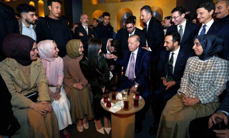 cumhurbaskani erdogan istanbulda genclerle bir araya geldi 596efa1055c3 |