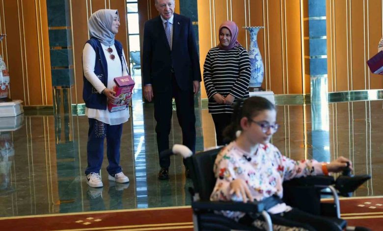 Cumhurbaşkanı Erdoğan, kendisiyle görüşmek isteyen engelli kız çocuklarını Cumhurbaşkanlığı Külliyesi’nde ağırladı 1 cumhurbaskani erdogan kendisiyle gorusmek isteyen engelli kiz cocuklarini cumhurbaskanligi kulliyesinde agirladi c143c7e6a723 |
