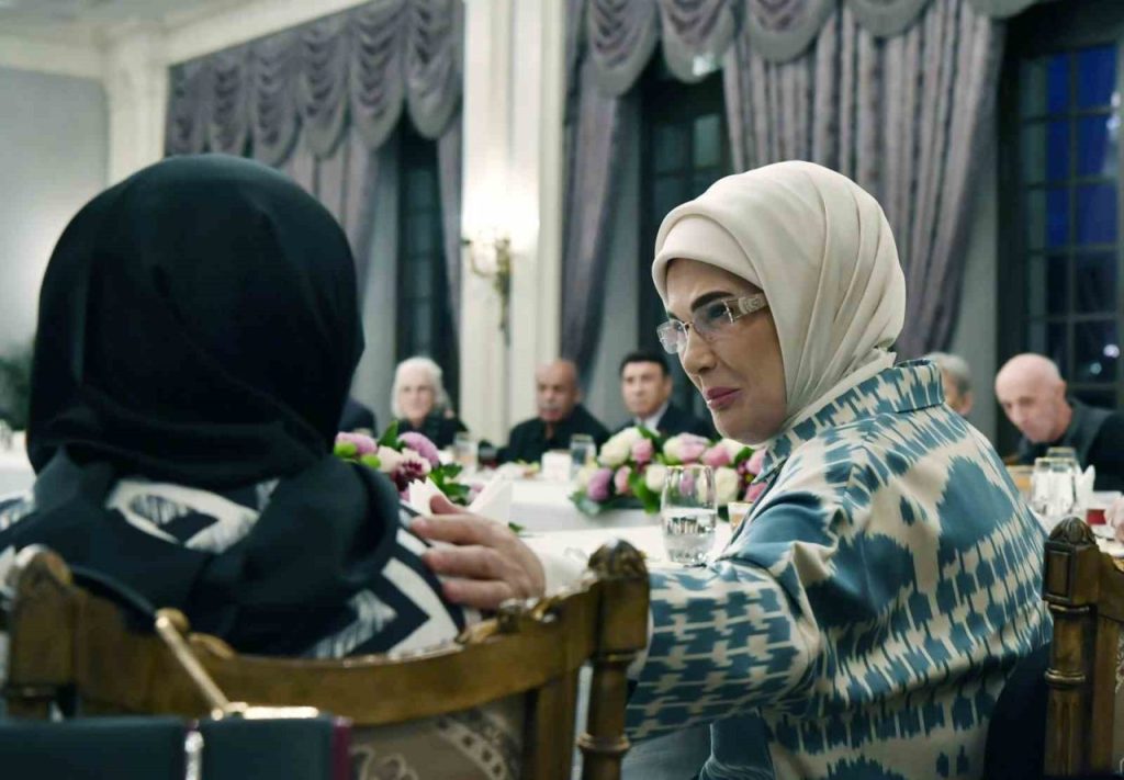 cumhurbaskani erdogandan esi emine erdoganin yaslilarla iftarina surpriz ziyaret 5ea30fa8eb14 |