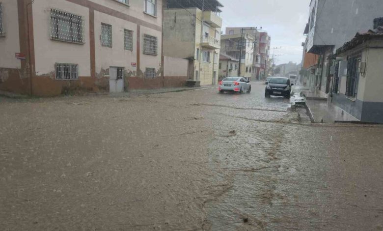 edremitte saganak etkili oldu cadde ve sokaklar dereye dondu ff72477e2aed |