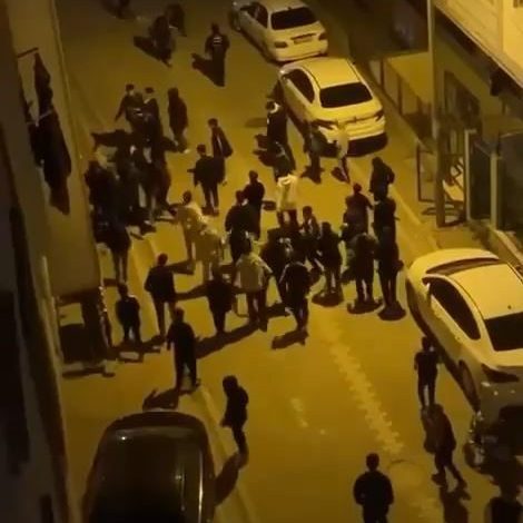 ellerinde sopalarla mahalle bastilar o anlar kamerada 7460413233b4 |