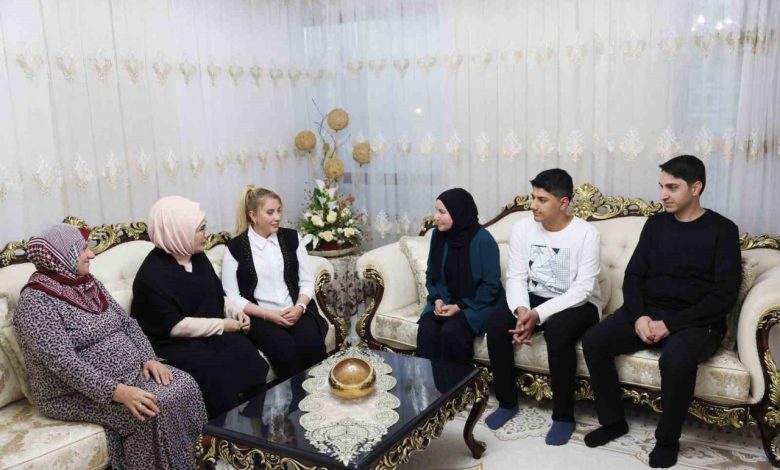 emine erdogan vehibe sayinin iftar sofrasina konuk oldu 3e0a9252526a |