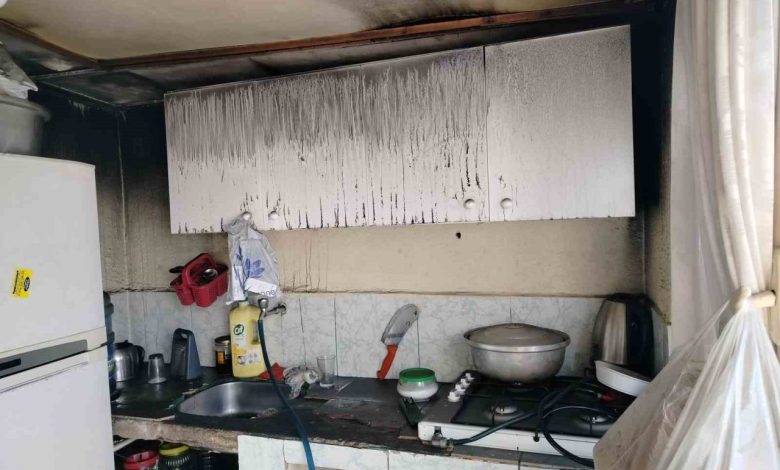 Erdek’te bir ev alevlere teslim oldu 1 erdekte bir ev alevlere teslim oldu 3fd85fc519ad |