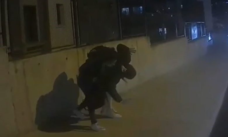 erkek arkadasini sokak ortasinda dovdu o anlar kamerada 54a04cac8257 |