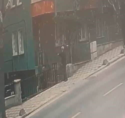 Esenler’de dehşet anları kamerada: Kayınpederini silahla vurarak kaçtı 1 esenlerde dehset anlari kamerada kayinpederini silahla vurarak kacti c72b0dd8d625 |