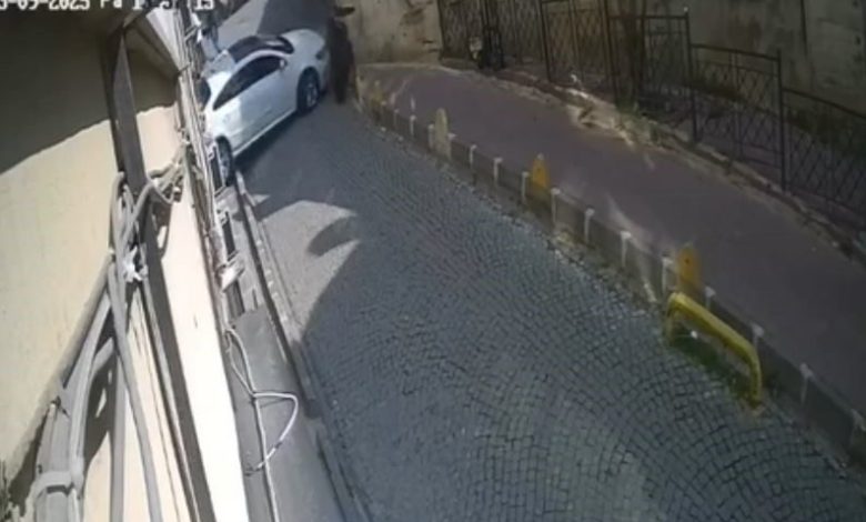 fatihte vitesleri karistirinca kaldirimdaki kadina carpti o anlar kamerada 023231805932 |