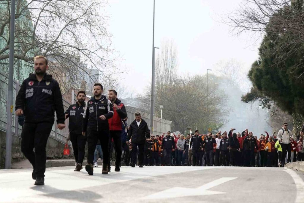 galatasaray taraftari dolmabahceye geldi 57874f8d5030 |