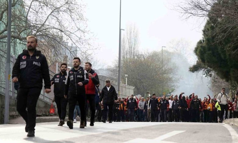 Galatasaray taraftarı, Dolmabahçe’ye geldi 1 galatasaray taraftari dolmabahceye geldi 57874f8d5030 |