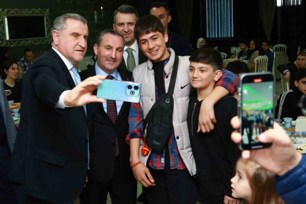 genclik ve spor bakani askin bak genclerin emrindeyiz ed412533dbc4 |