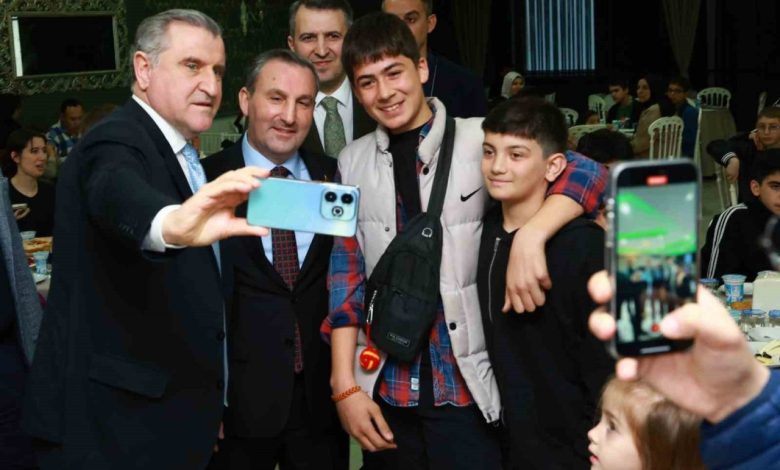 genclik ve spor bakani askin bak genclerin emrindeyiz ed412533dbc4 |