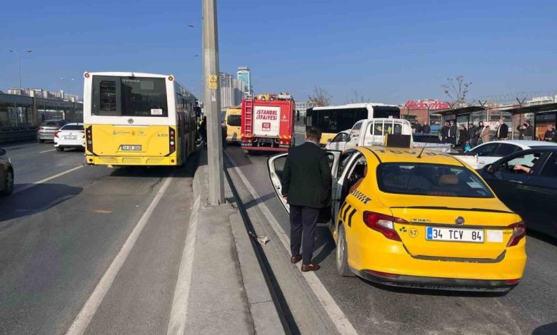 Geri geri kayan İETT otobüsü dolmuşa ve ticari taksiye çarptı 1 geri geri kayan iett otobusu dolmusa ve ticari taksiye carpti 6bbdaed91355 |