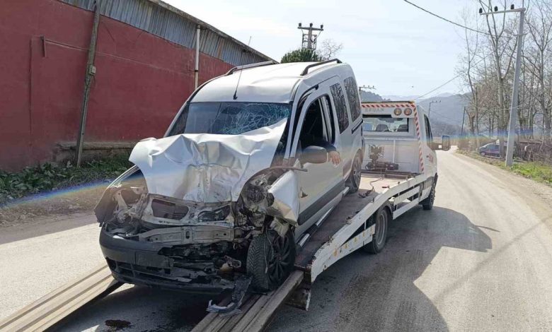 halk otobusu ile hafif ticari arac carpisti 1 yarali 27265e8c358f |