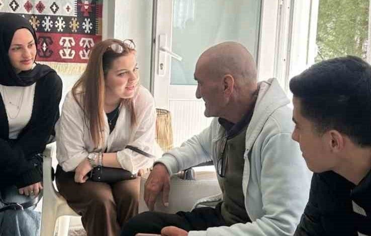 havranda universiteliler huzurevini ziyaret etti 15f09e57e786 |