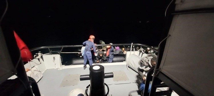 İHA ile tespit edilen göçmen botuna denizden operasyon 1 iha ile tespit edilen gocmen botuna denizden operasyon d66f4b0462de |