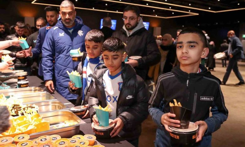 İskoç ekibi Rangers, stadyumda iftar organizasyonu düzenledi 1 iskoc ekibi rangers stadyumda iftar organizasyonu duzenledi bb5a36e4a20d |