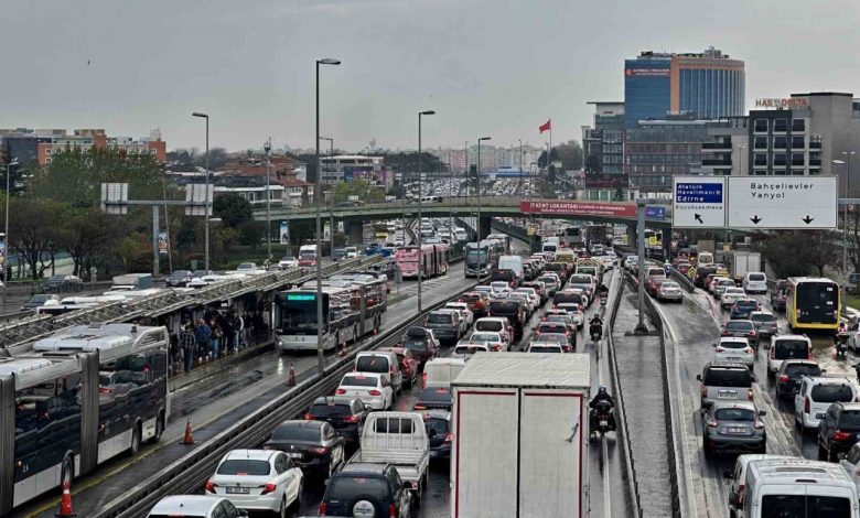 İstanbul’da yağmur trafik yoğunluğuna neden oldu 1 istanbulda yagmur trafik yogunluguna neden oldu 09d692a19076 |