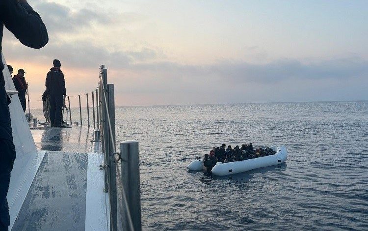 İzmir açıklarında lastik botta 36 göçmen yakalandı 1 izmir aciklarinda lastik botta 36 gocmen yakalandi ec99321f38d4 |