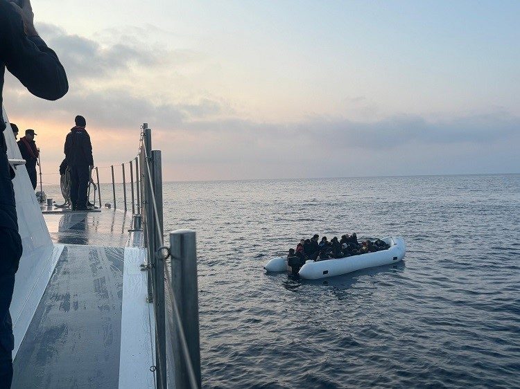 izmir aciklarinda lastik botta 36 gocmen yakalandi ec99321f38d4 |