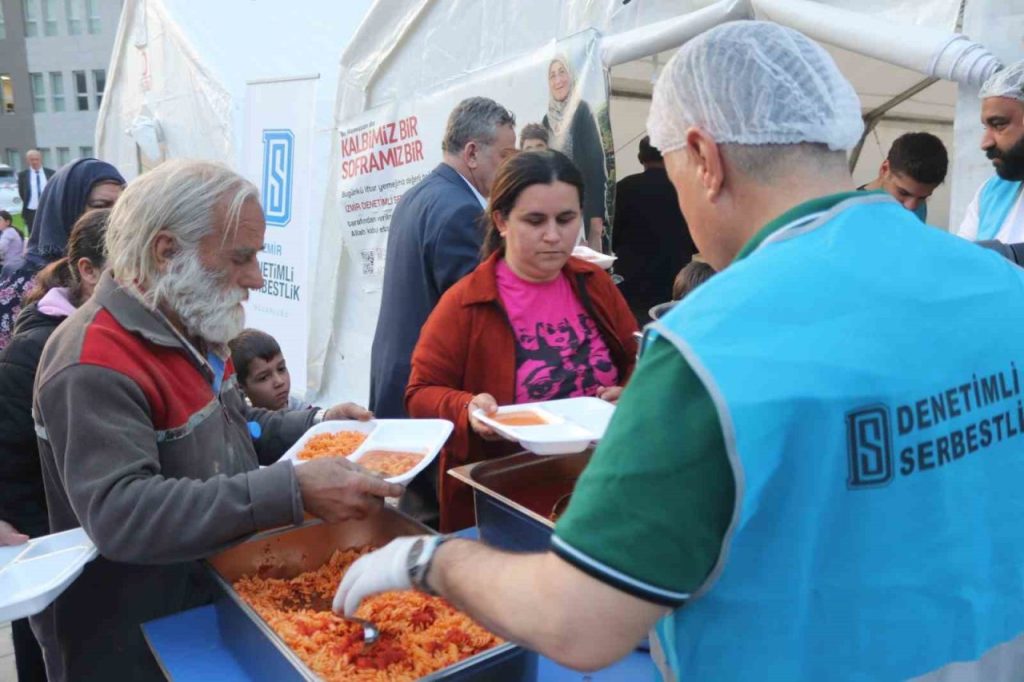 izmir cumhuriyet bassavciligindan ornek proje yukumlulerden 2 bin kisiye iftar 2dc600f9ceae |