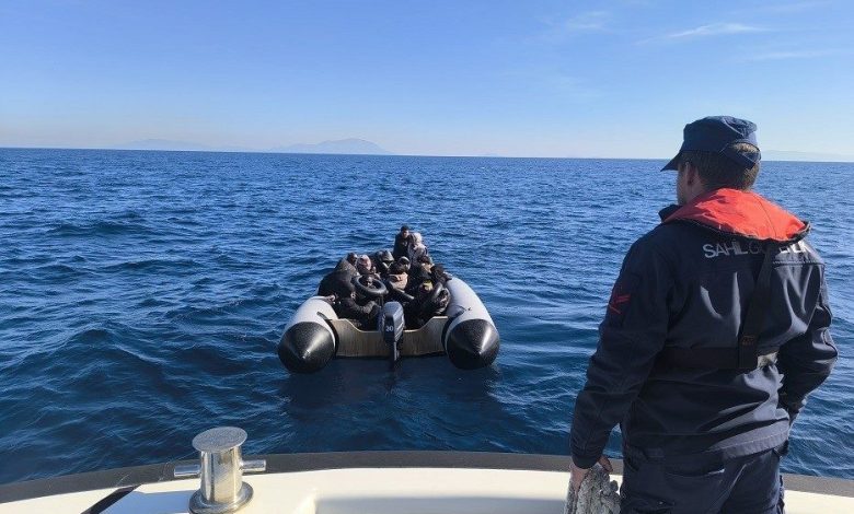 izmirde 55 gocmen kurtarildi 2 gocmen kacakcisi yakalandi 983ca51ec3f7 |