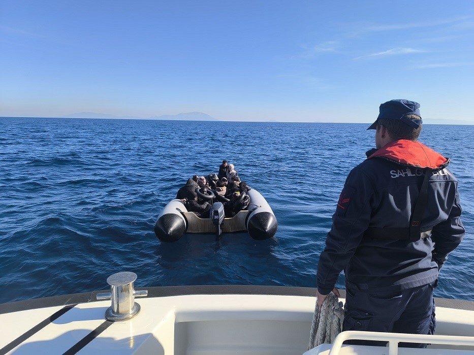 izmirde 55 gocmen kurtarildi 2 gocmen kacakcisi yakalandi 983ca51ec3f7 |