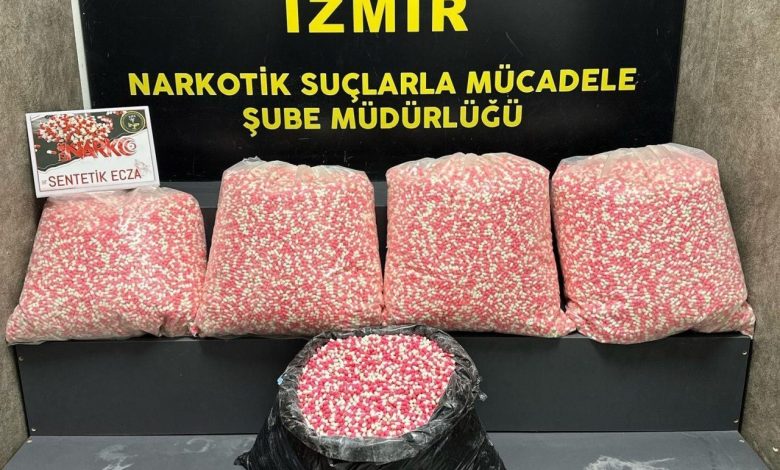 izmirde aracta 160 binden fazla uyusturucu hap ele gecirildi 9d87fd344d46 |