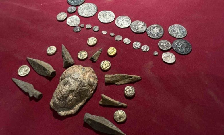 İzmir’de suç örgütü üyelerine tarihi eser temin eden 5 kişi yakalandı 1 izmirde suc orgutu uyelerine tarihi eser temin eden 5 kisi yakalandi 4fca085d8e9b |