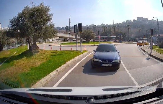 İzmir’de ters yöne giren araç tehlike saçtı 1 izmirde ters yone giren arac tehlike sacti 8082fc2838b8 |