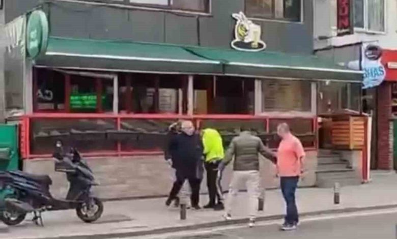 Kadıköy’de elinde silahla bir mekana giren şahsa trafik polisi müdahale etti 1 kadikoyde elinde silahla bir mekana giren sahsa trafik polisi mudahale etti 19f8749cd586 |