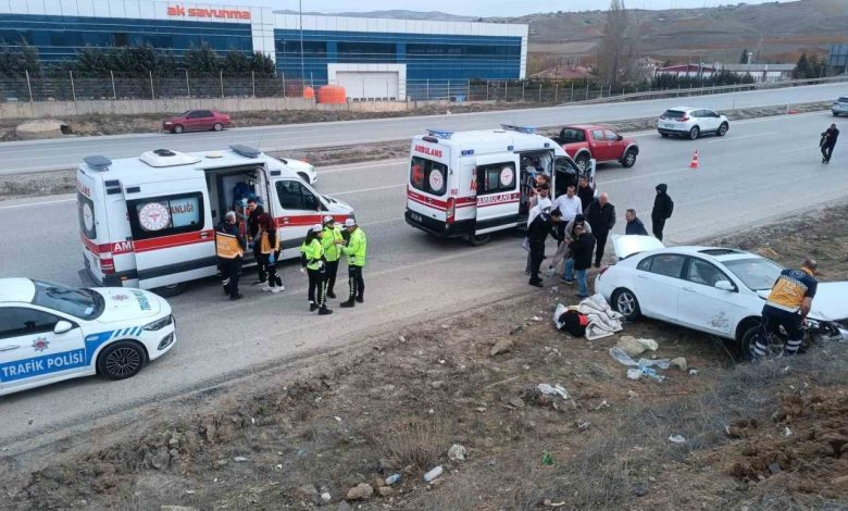 Kontrolden çıkan otomobil araziye devrildi: 3 yaralı 1 kontrolden cikan otomobil araziye devrildi 3 yarali e61775df5f62 |