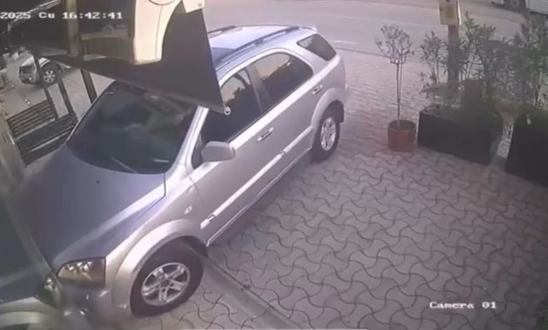 kuaforluk yapan kiracisinin dukkanina otomobille daldi 40963932b66f |