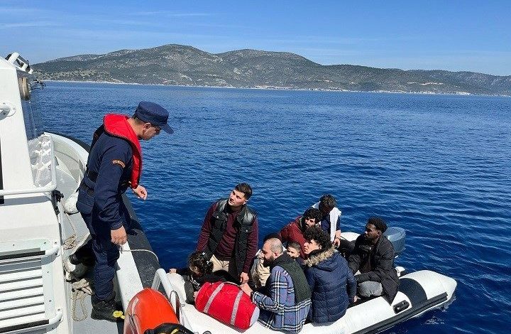 lastik botta yakalanan 11 duzensiz gocmen karaya cikartildi 1de0be8e9e19 |