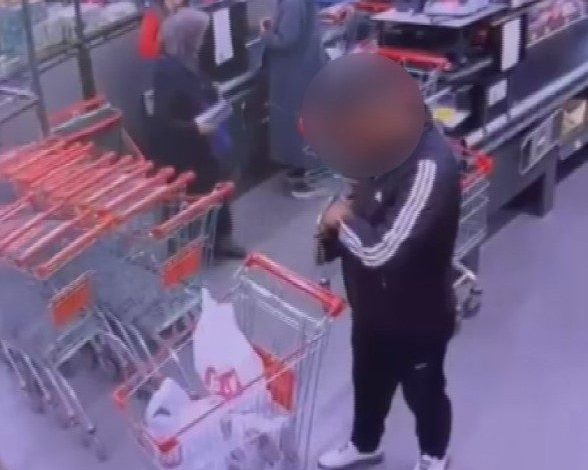 marketteki kasiyerin cep telefonunu calan hirsiz kamerada ec36873faecd |