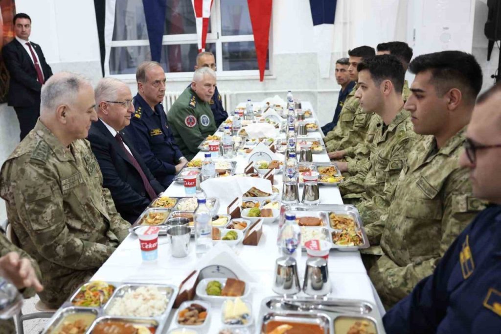 milli savunma bakani guler canakkalede amfibi kolordu komutanliginda gorevli askerlerle iftar yapti 01291d920a6b |