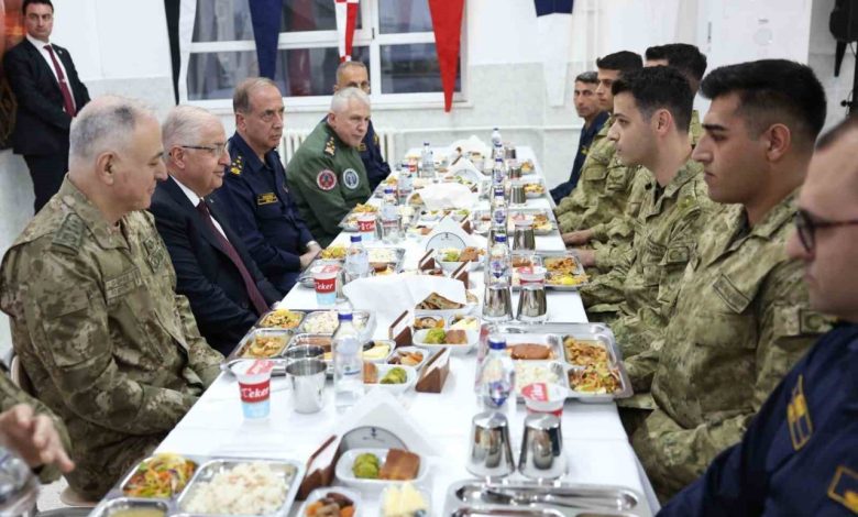 milli savunma bakani guler canakkalede amfibi kolordu komutanliginda gorevli askerlerle iftar yapti 01291d920a6b |