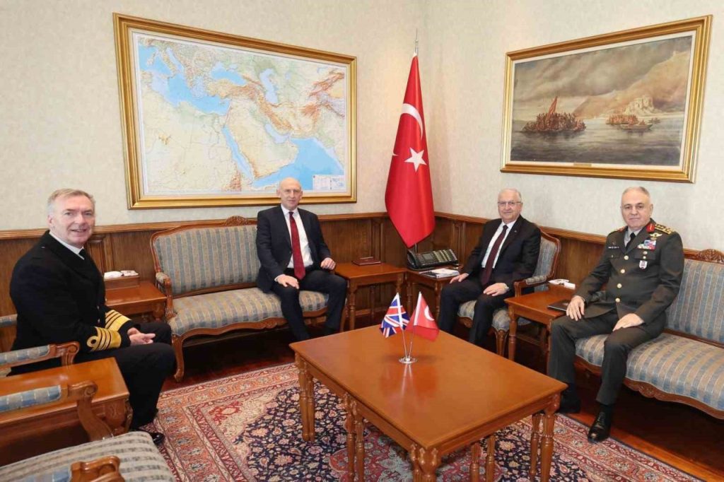 milli savunma bakani guler ingiltere savunma bakani healey ile bir araya geldi 344f9a73e0a8 |