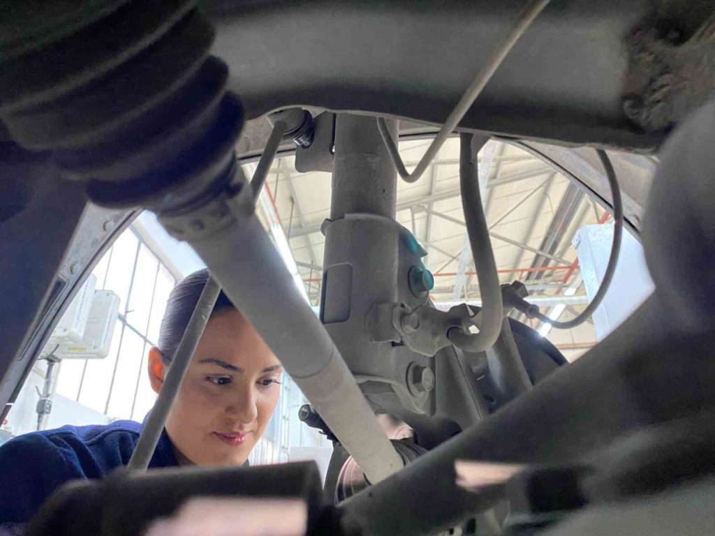 oto tamirhanesinin uc universite diplomali kadin ustasi 7e625c538848 |