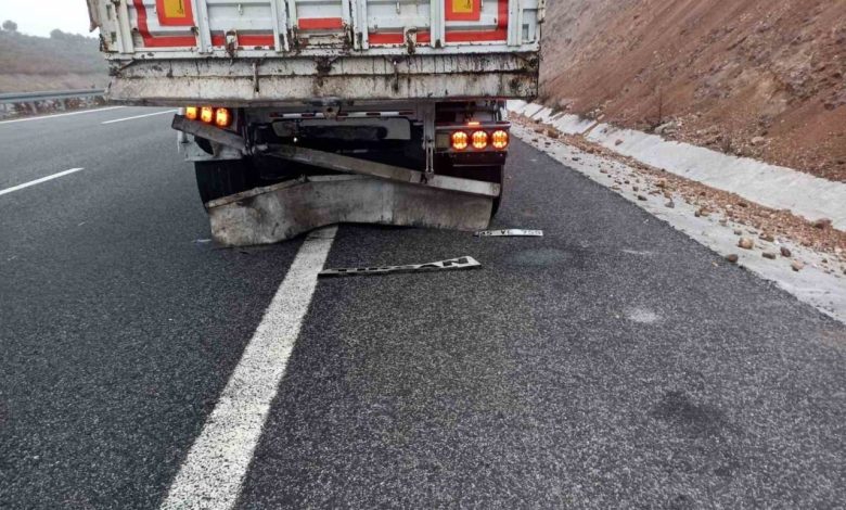 otoyolda otomobil kamyona arkadan carparak yandi 1 yarali 9cf2ece2a6a6 |