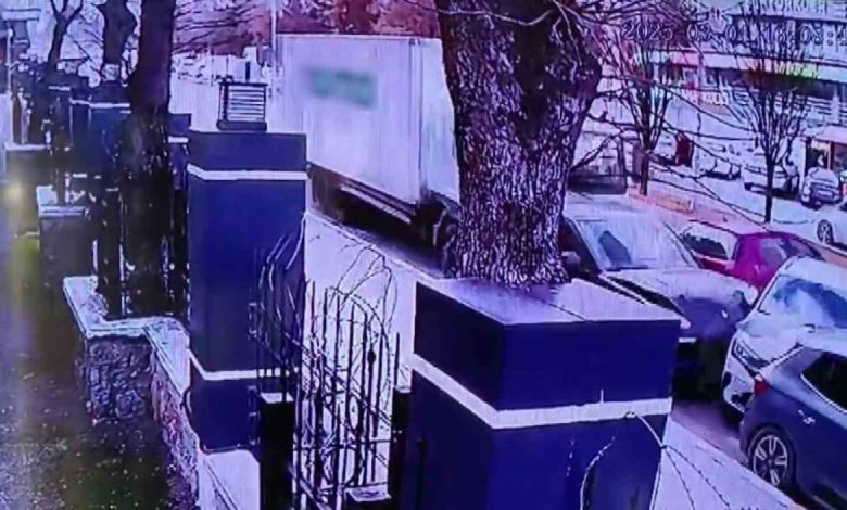 Pendik’te bir anda hareket eden kamyon park halindeki araçları biçti 1 pendikte bir anda hareket eden kamyon park halindeki araclari bicti 3f2c6a8654d3 |