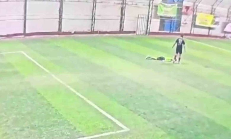 Sancaktepe’de halı sahada fenalaşan 17 yaşındaki genç hayatını kaybetti 1 sancaktepede hali sahada fenalasan 17 yasindaki genc hayatini kaybetti 66123d3730e4 |