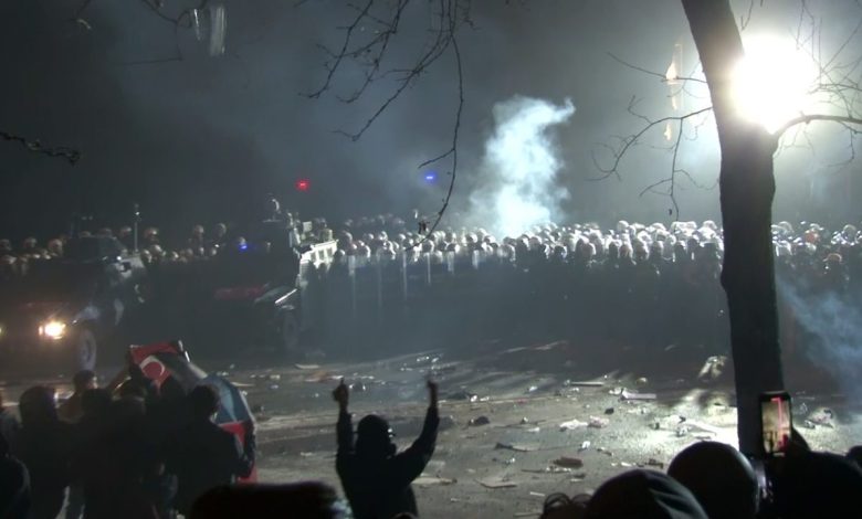 Saraçhane’de toplanan göstericiler polise meşale fırlattı 1 sarachanede toplanan gostericiler polise mesale firlatti 55f253d78af7 |