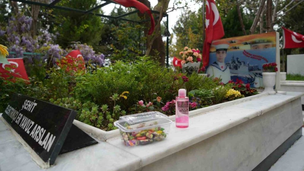 sehit kabirlerine seker ve kolonya birakildi 39ff56e7e25c |