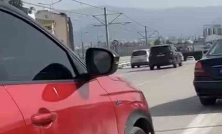 Şerit ihlali yapıp, yol vermeyen sürücünün aracına zarar verdi 1 serit ihlali yapip yol vermeyen surucunun aracina zarar verdi 0441342817a2 |
